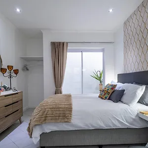 Quiet & Cosy In Claremont Apartment